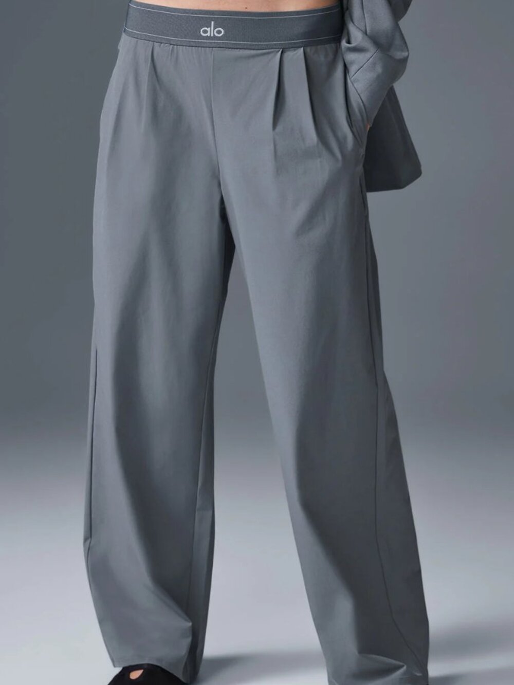 New Alo Yoga steel gray suit pants, a versatile style 🖤🧊